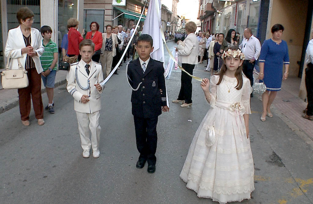 Solamente tres niños de comunión en la procesión de las Tres Avemarías